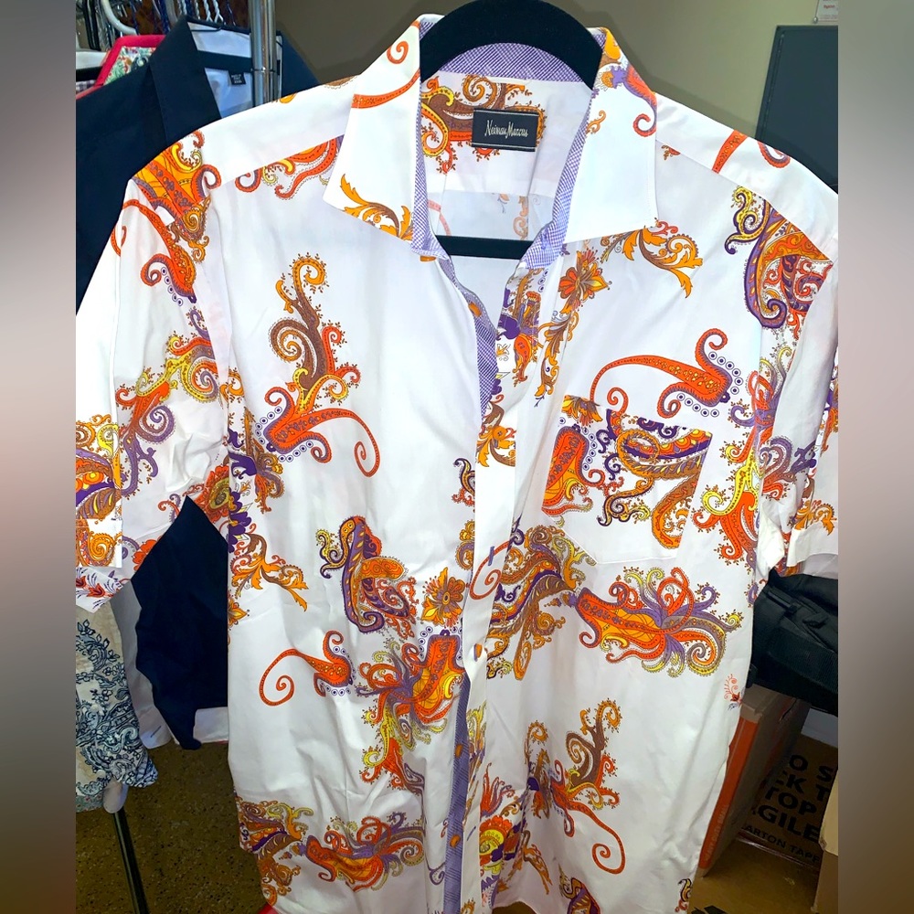 Men’s short sleeve cotton shirt by Neiman Marcus. Size large.